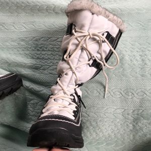 Totes white snow boots size 6.